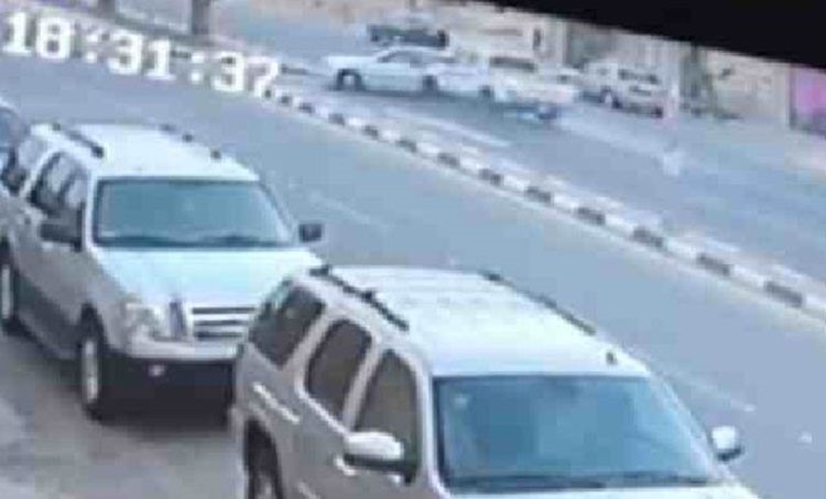 بالفيديو..سائق لم ينتبه للطريق فتسبب لنفسه بحادث مروع