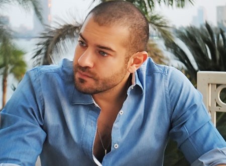بالصور.. عمرو يوسف بدأ حياته كموديل في كليب لسامي يوسف!
