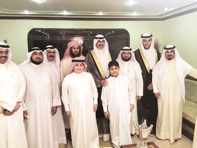 الشيخ فواز الخالد مهنئا فايز المطيري وعددا من اعضاء مجلس الادارة﻿