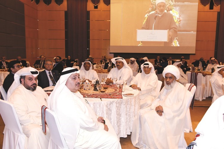 عماد بوخمسين وعدد من الحضور﻿