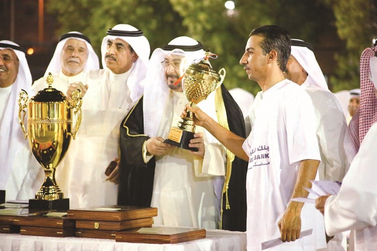 تسليم الكاس للمركز الثاني﻿