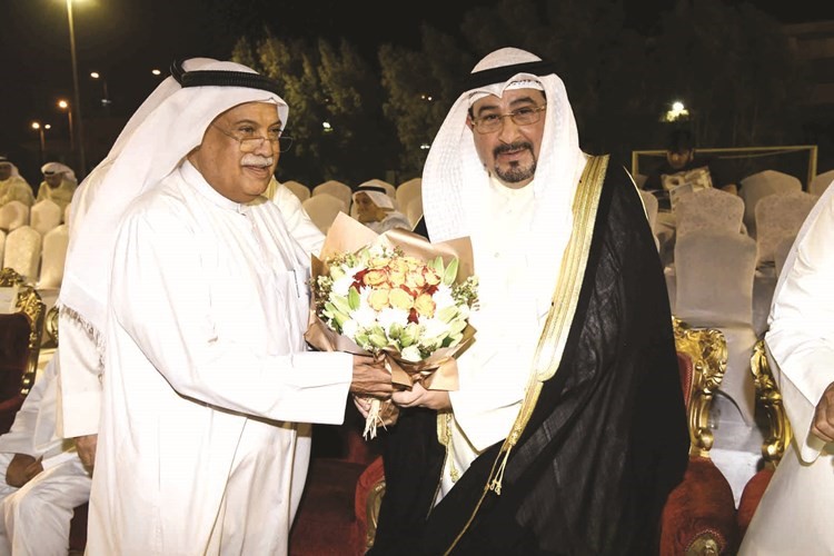 حسين الشرهان يهدي الشيخ فهد جابر العلي بوكيه ورد﻿
