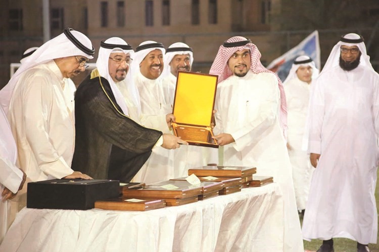 درع تذكارية لنائب رئيس مجلس الادارة والمدير التنفيذي لشركة السر للتطوير العقاري ناصر الراشد﻿