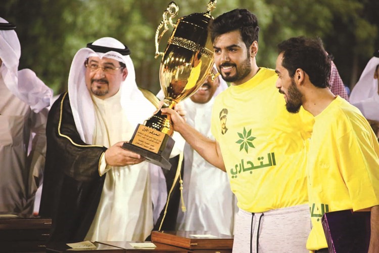 قائد فريقفهد الاحمد يتسلم كاس البطولة﻿