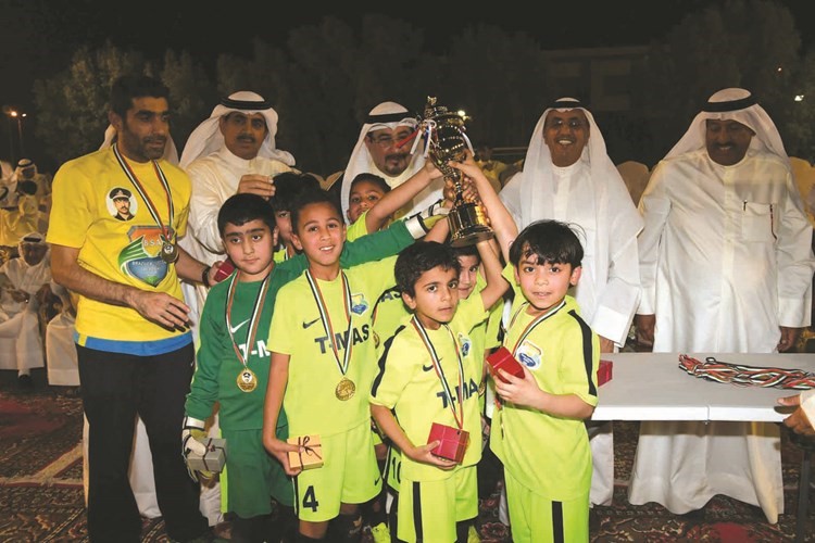 الشيخ فهد جابر العلي يكرم فريق اكاديميةبرازوكا محمد هاشم﻿