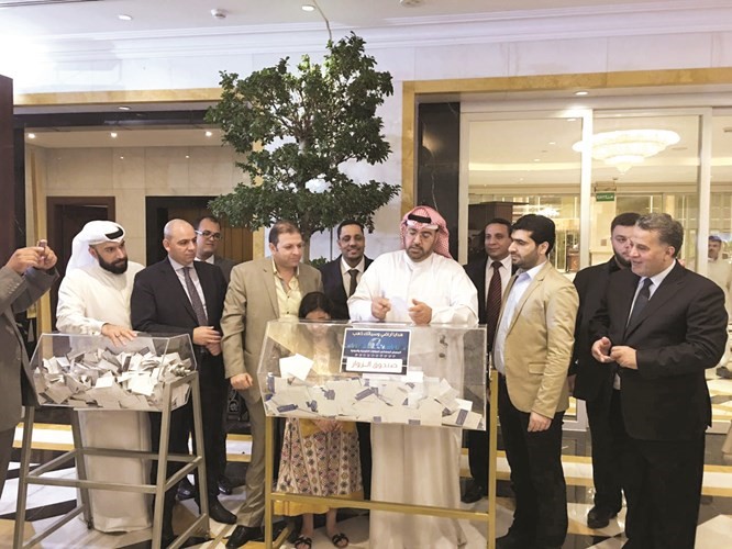 جابر والشهابي يتوسطان مندوب وزارة التجارة خلال اجراء السحوبات ﻿