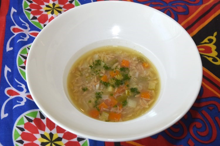 شوربة لسان العصفور مع الخضار