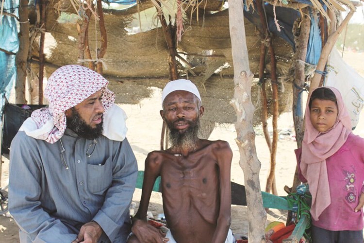 العبيد يستمع لاحد فقراء اليمن﻿