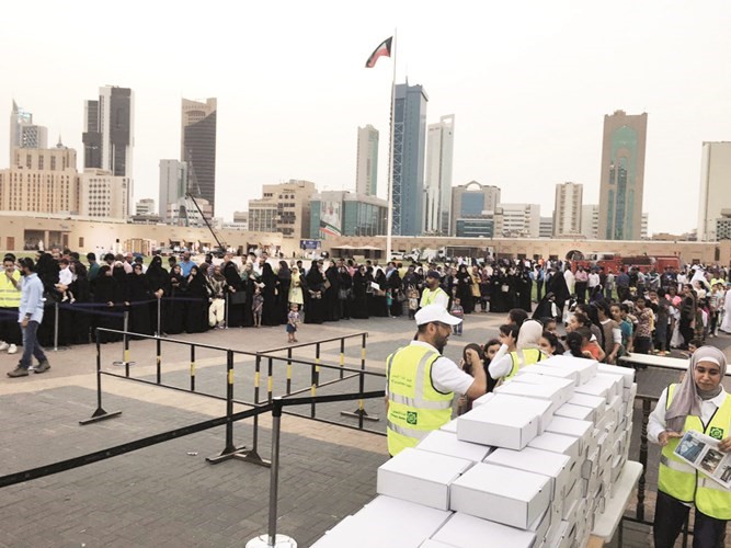 فريق العلاقات العامة في بيتك قبل توزيع الوجبات على الصائمين 