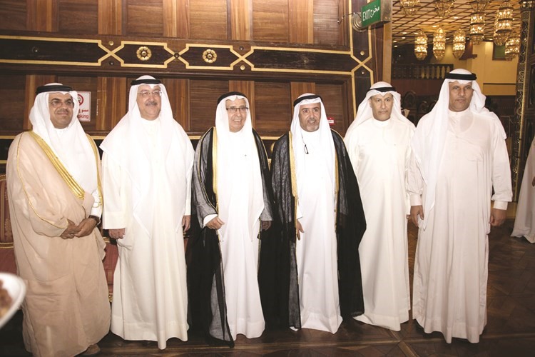 ابراهيم البغلي وعدد من الحضور﻿