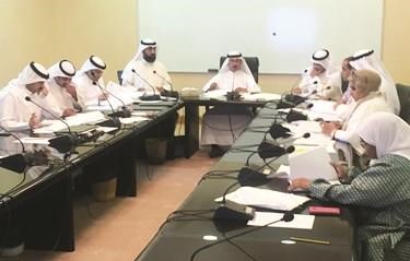 عادل الميع مترئسا اجتماع لجنة الاحمدي ﻿