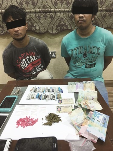 الوافدان وامامهما المضبوطات