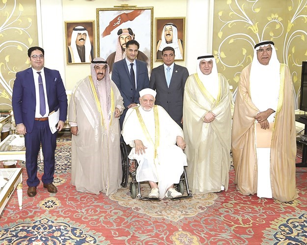 سمو الشيخ ناصر المحمد مستقبلا د احمد عمر هاشم والوفد المرافق له 