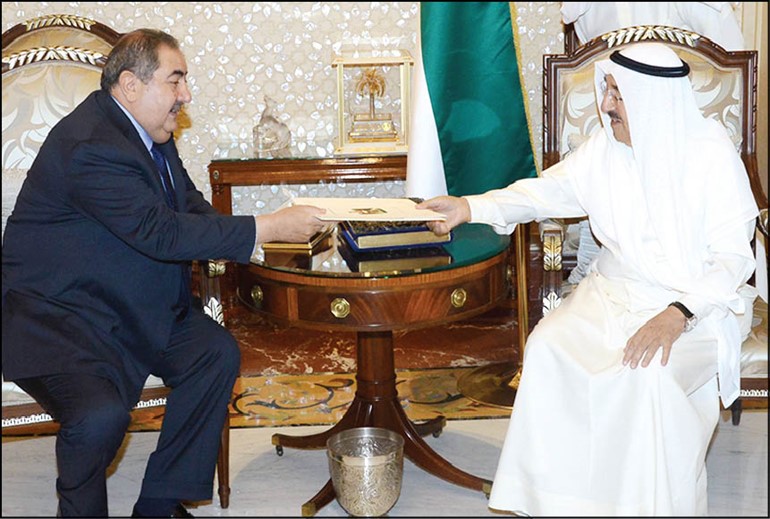 صاحب السمو الامير الشيخ صباح الاحمد يتسلم رسالة العبادي من هوشيار زيباري