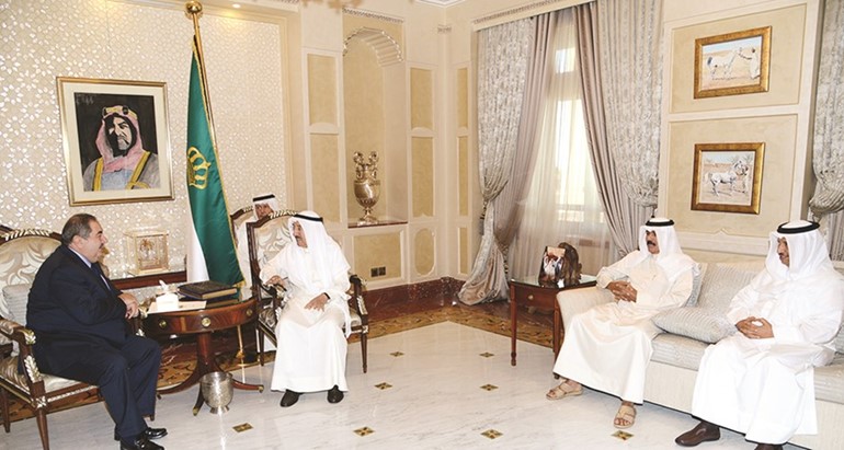 صاحب السمو الامير الشيخ صباح الاحمد مستقبلا هوشيار زيباري بحضور سمو ولي العهد الشيخ نواف الاحمد وسمو رئيس الوزراء الشيخ جابر المبارك ﻿