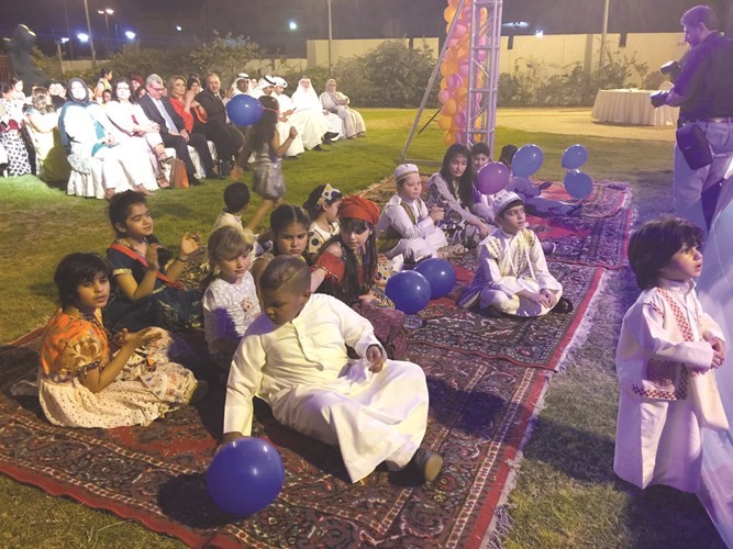 عدد من الاطفال المشاركين في الحفل﻿