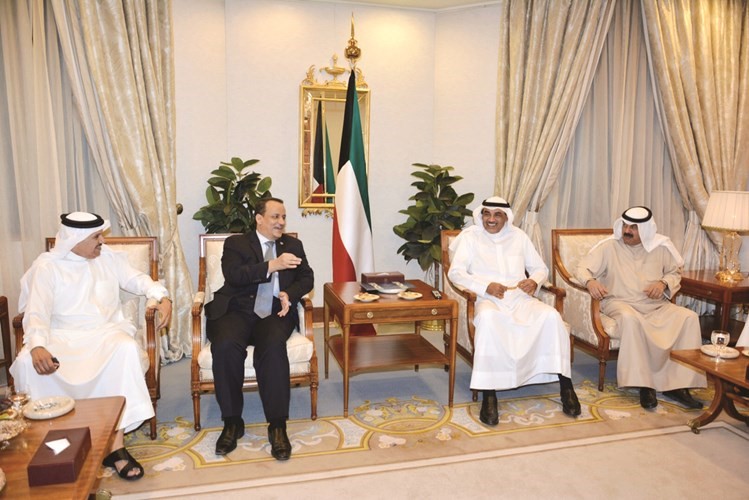 الشيخ صباح الخالد خلال اجتماعه مع اسماعيل ولد الشيخ بحضور عبداللطيف الزياني