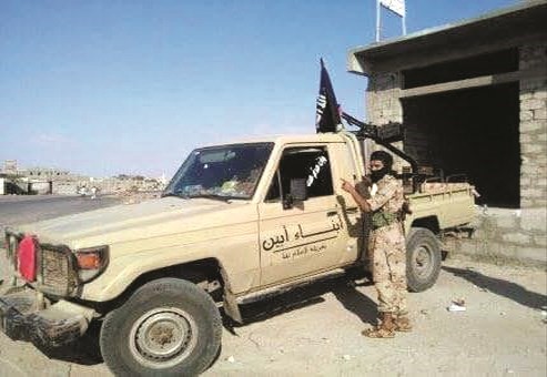 مسلحون من القاعدة خلال عودتهم الى مدينة جعار في محافظة ابين	 اياد احمد ﻿