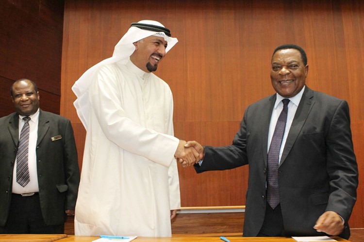 سفير الكويت لدى تانزانيا جاسم الناجم خلال تسليم الدفعة الاولى من مساهمة الكويت ضمن مشروع مجانية التعليم