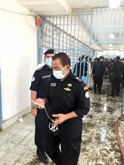اللواء علي ماضي يتواصل هاتفيا مع القيادات الامنية لابلاغهم بتطورات الحادث﻿