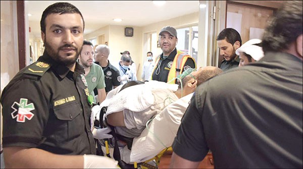احد النزلاء خلال تلقيه العلاج في مستشفى الجهراء