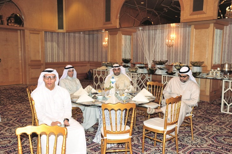الزميل خالد العرافة وعدد من الحضور ﻿