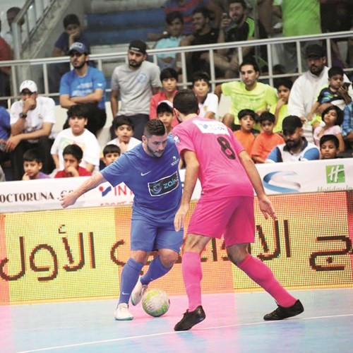 النجم الايطالي ادريانو الهب المشجعين بمهاراته ﻿