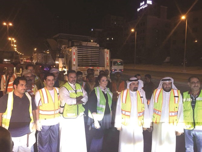د علي العمير وم محمد بن نخي وعدد من المهندسين خلال الجولة الميدانية ﻿