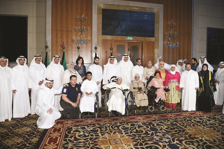 الشيخ سلمان الحمود والشيخة الزين الصباح وعبدالرحمن المطيري وعدد من مسؤولي وزارة الشباب مع وفد ذوي الاحتياجات الخاصة
