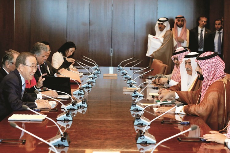 صاحب السمو الملكي الامير محمد بن سلمان ولي ولي العهد النائب الثاني لرئيس مجلس الوزراء وزير الدفاع السعودي خلال مباحثاته مع الامين العام للامم المتحدة بان كي مون في نيويورك امس الاول رويترز