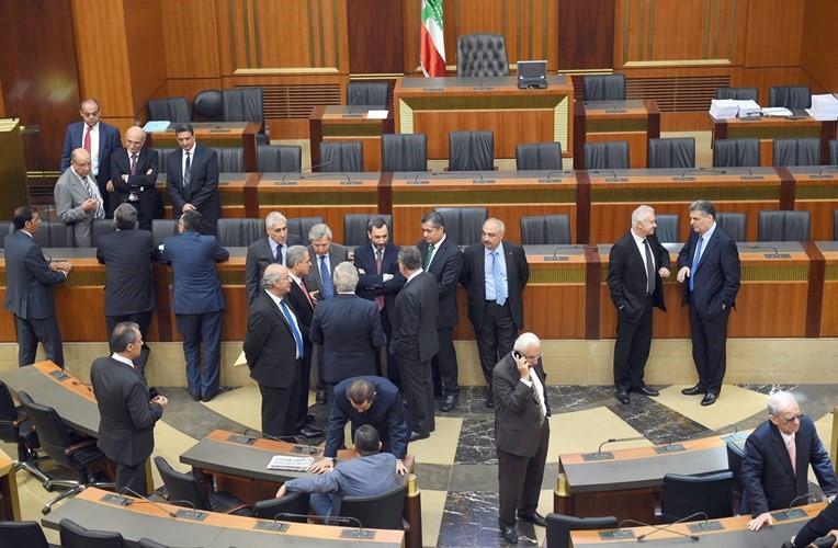 عدد من النواب الذين حضروا جلسة انتخاب الرئيس قبل تاجيلها امسمحمود الطويل﻿