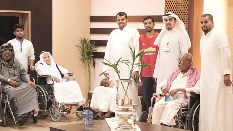 فريق الدولي خلال زيارة دار المسنين