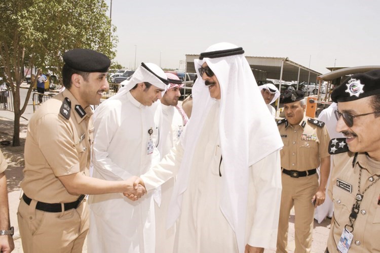 الشيخ محمد الخالد مصافحا احد ضباط الجنسية ويبدو اللواء الشيخ مازن الجراح﻿
