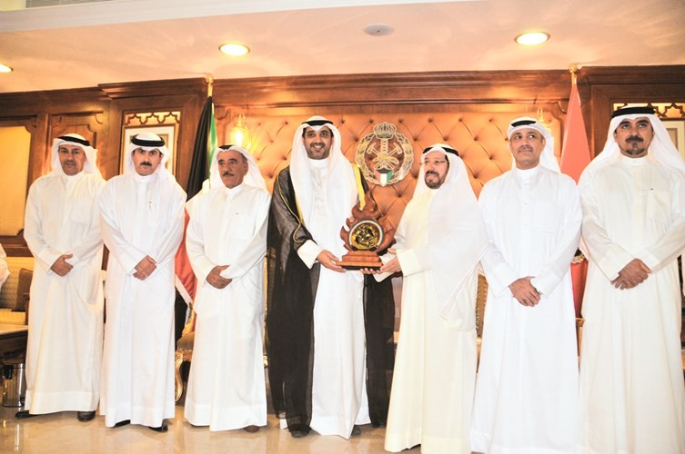 الشيخ محمد العبدالله يتسلم درعا تذكارية من الفريق يوسف الانصاري﻿