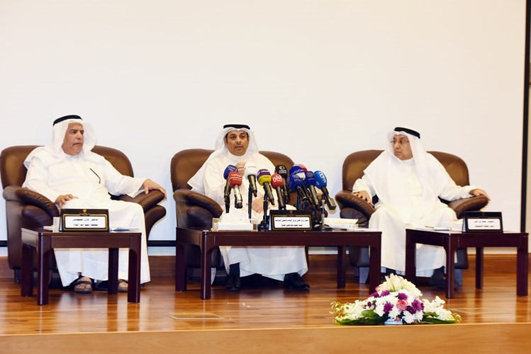 الوزير يعقوب الصانع والمستشار محمد بن ناجي ود عادل الطبطبائي خلال الندوة﻿