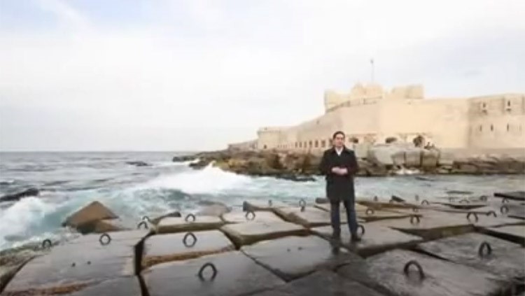 بالفيديو.. مذيع الجزيرة يتعرض لموقف محرج على الهواء