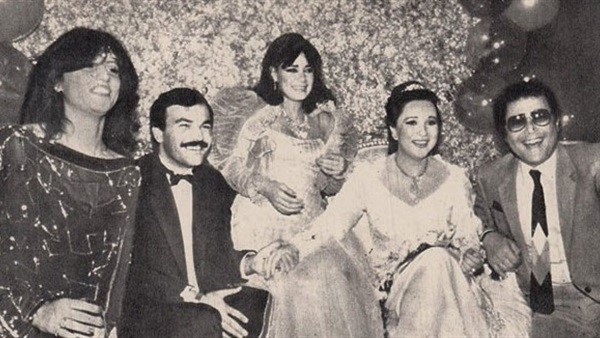 شاهد.. صورة نادرة من زفاف «نورا» بحضور محمود عبد العزيز