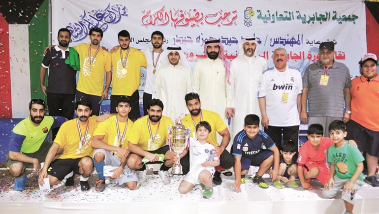 الفريق الفائز باللقب مع مسؤولي الدورة 
