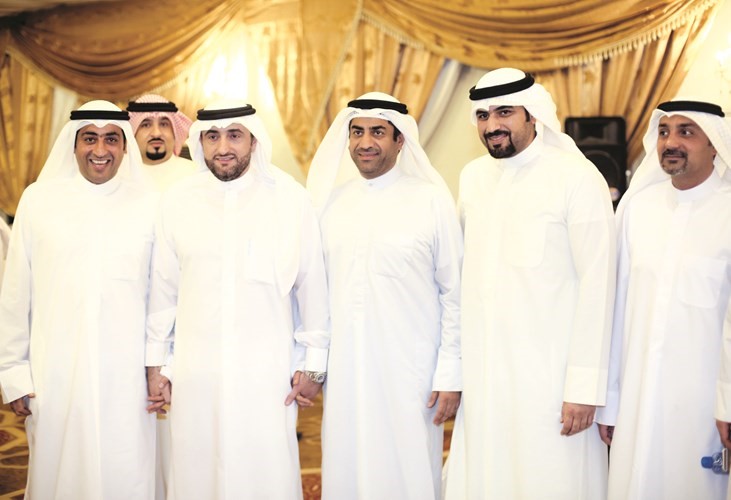 الشيخ مالك الحمود يتوسط عددا من المهنئين ﻿