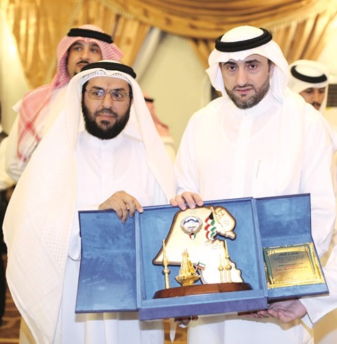 تكريم الشيخ مالك الحمود نظير خدماته للمواطنين والمقيمين ﻿