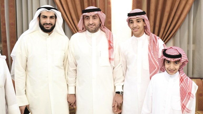 الزميل محمد راتب مع الشيخ مالك الحمود وابنيه ﻿