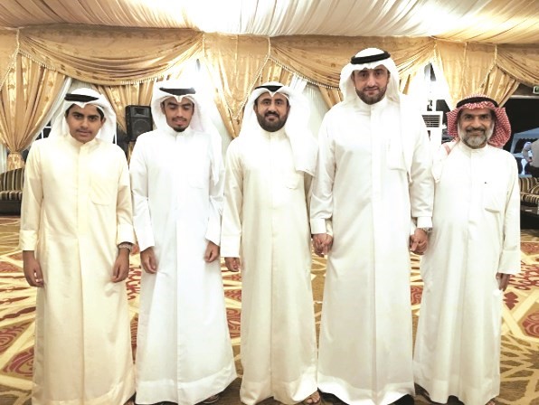 الشيخ مالك الحمود والشيخ خالد الأحمد وأبناؤه والكابتن بحري خالد إبراهيم الأحمد﻿