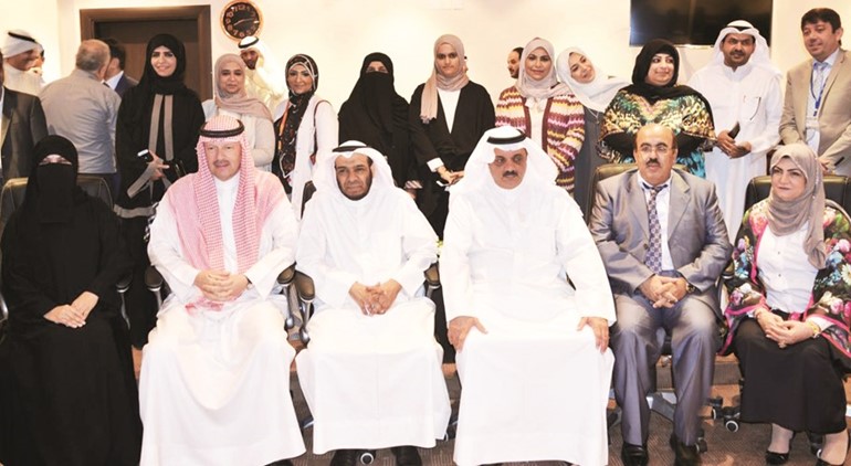 دجمال السلطان ودرفعة الرشيدي ومحمد المطيري في صورة تذكارية مع دحمود الزعبي وعدد من قيادات منطقة الفروانية الصحية