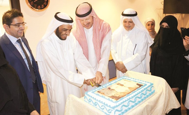  دحمود الزعبي والمكرمون يقطعون كعكة الاحتفال