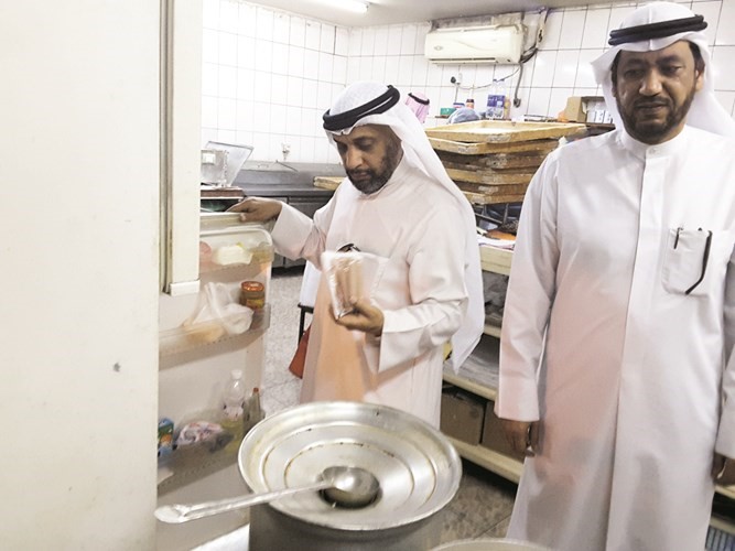 جانب من الحملة التفتيشية في احد المخابز