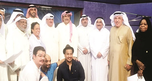 وكيل الاذاعة الشيخ فهد المبارك مع طاقم فريق احلام الزرازير﻿