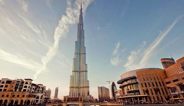 برج خليفة في دبي، الامارات العربية المتحدة يعتبر برج خليفة اعلى مبنى في العالم حاليا، منذ اكتماله في العام 2010 ويتكون المبنى من 163 طابق بطول 828 مترا