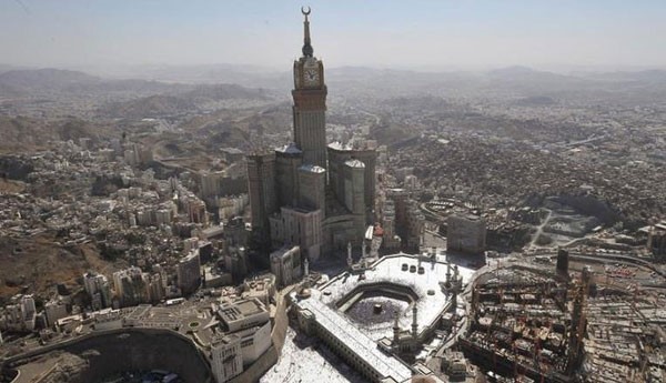 برج ساعة مكة في السعودية يقع برج ساعة مكة بالقرب من المسجد الكبير في مدينة مكة المكرمة، وهو جزء من مشروع ابراج البيت التي تبلغ كلفتها ما قيمته 15 مليار دولار