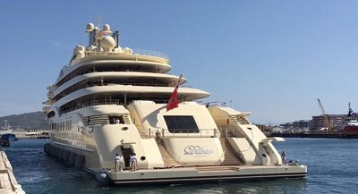 بالصور.. ملياردير روسي يتسلم أكبر يخت فاخر في العالم