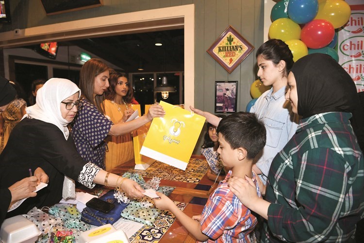 توزيع الهدايا على الاطفال خلال الحفلقاسم باشا﻿